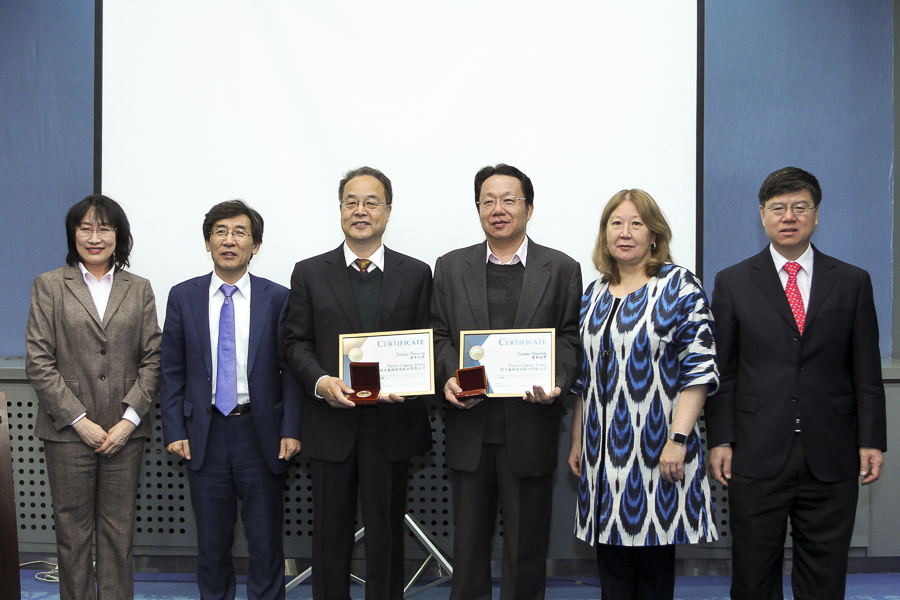 Awarding the innovators who jointly filed the 50,000th Eurasian application, Beijing, 21 December 2017