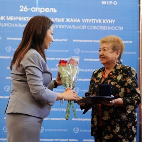 Awarding a V.I. Blinnikov Gold Medal, Bishkek, 26 April 2017