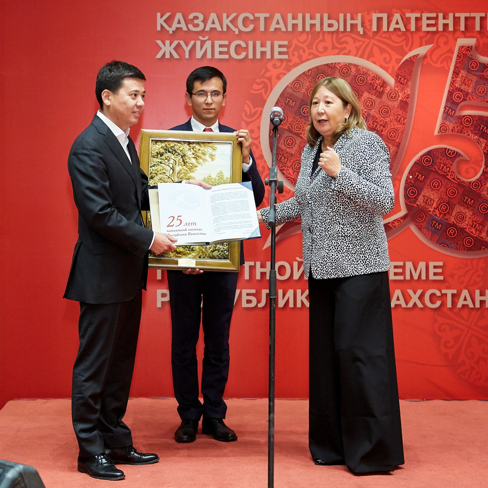 Presenting a congratulatory letter, Astana, 13-14 September 2017